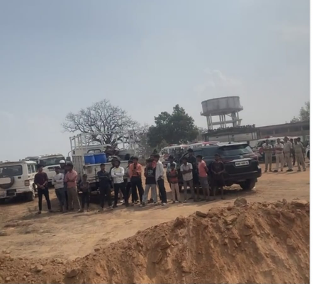 झारखंड : पूर्व मंत्री और कांग्रेस नेता योगेंद्र साव के आवास पर चला बुलडोजर, खनन क्षेत्र की जमीन खाली कराई गई