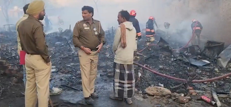 दिल्ली: रिठाला की झुग्गियों में आग का तांडव, आसपास के फ्लैट और फैक्ट्री भी प्रभावित