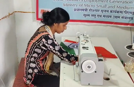 कानपुर देहात : महिलाओं के हाथों तैयार हो रहा तिरंगा, 'हर घर तिरंगा' अभियान को मिल रही नई रफ्तार