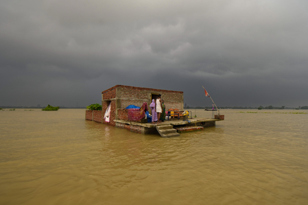 बिहार : पटना के गांधी घाट पर गंगा का पानी उच्चतम बाढ़ स्तर पार, गंगा किनारे के इलाकों में विशेष सतर्कता