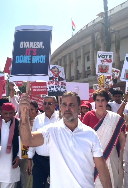 एसआईआर के खिलाफ इंडी गठबंधन का प्रदर्शन; निर्वाचन आयोग तक मार्च, विपक्ष ने ईसीई के इस्तीफे की मांग की