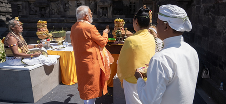 प्रधानमंत्री नरेंद्र मोदी ने प्रम्बानन मंदिर में की आरती
