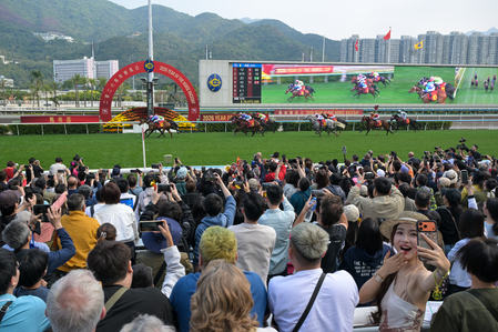 चीनी नव वर्ष की छुट्टियों के दौरान हांगकांग में पर्यटकों की भारी भीड़ देखी गई