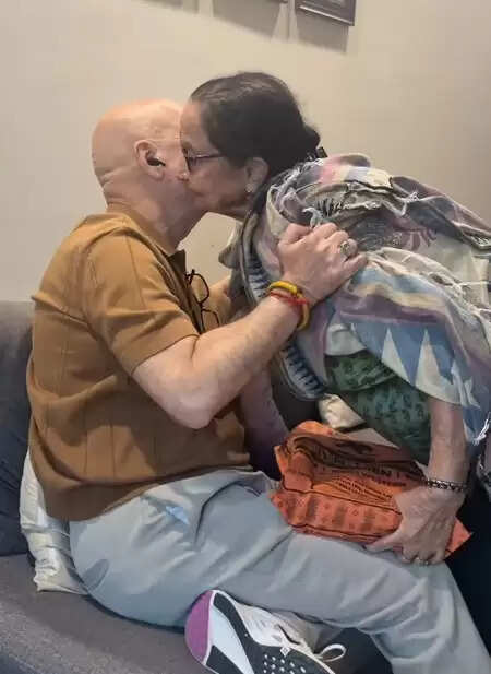 माता-पिता को महसूस न कराएं कि वे असहाय हैं, अनुपम खेर ने मां से मुलाकात का वीडियो किया शेयर