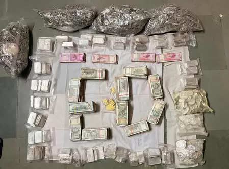 ईडी अहमदाबाद ने स्टॉक मार्केट धोखाधड़ी मामले में की बड़ी जब्ती, 4 करोड़ से ज्यादा की सोना-चांदी और नकदी बरामद