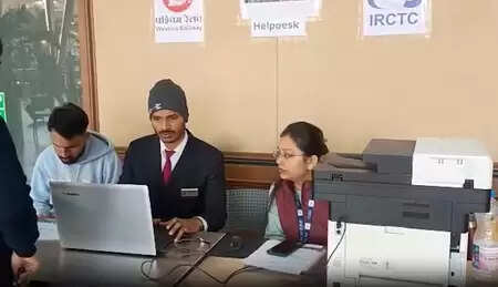 इंडिगो संकट: अहमदाबाद एयरपोर्ट पर यात्रियों के लिए रेलवे ने शुरू किया विशेष काउंटर