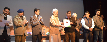 જમ્મુ અને કાશ્મીર: એલજી મનોજ સિન્હાએ 50 આતંકવાદ પીડિત પરિવારોને કરુણાપૂર્ણ નિમણૂક પત્રો આપ્યા