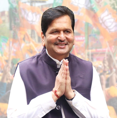 गिरगांव चौपाटी से कोली नौकाएं हटाने पर विवाद, मंगल प्रभात लोढ़ा ने अधिकारियों को दिए समाधान के निर्देश