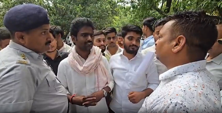 बीएचयू के बिरला छात्रावास की बाउंड्री वॉल तीन से बढ़ाकर नौ फीट करने पर विवाद, छात्रों ने सौंपा ज्ञापन