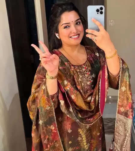 आम्रपाली दुबे ने फ्लाइट से शेयर की तस्वीर, दुमका यात्रा ने बढ़ाया फैंस का उत्साह