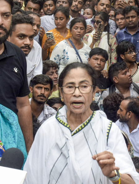 कोलकाता में विरोध मार्च के दौरान ममता बनर्जी ने खोया आपा, पार्टी कार्यकर्ता को जड़ा थप्पड़