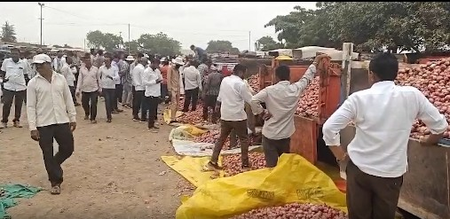 खाद से लेकर खाद्य पदार्थों तक की कीमतों में तेजी, कारोबारियों और ग्राहकों की सरकार से महंगाई कम करने की अपील