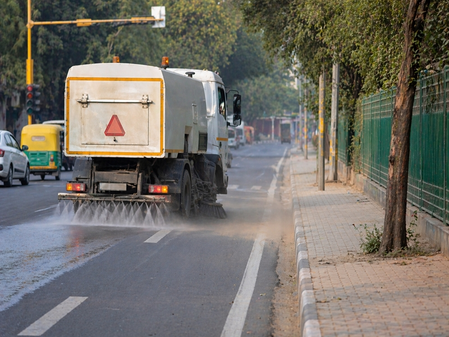 दिल्ली में सड़क की धूल पर सीएक्यूएम की सख्ती: सिविल लाइंस और करोल बाग में 34 जगहों पर नियमों का उल्लंघन पकड़ा