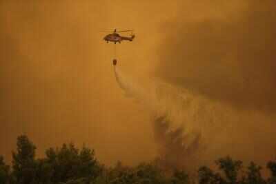 जंगल की आग बुझाने में जुटे दो फायरफाइटिंग हेलीकॉप्टर आपस में टकराए, चालक दल की तलाश जारी