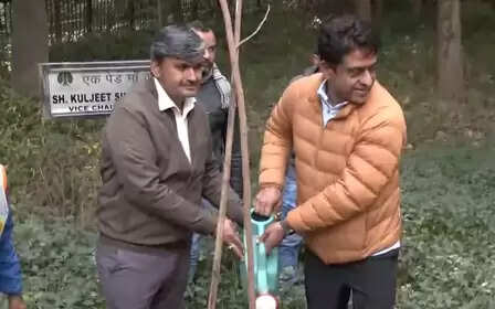 दिल्ली के नेहरू पार्क में वाटर एटीएम का उद्घाटन, एनडीएमसी उपाध्यक्ष कुलजीत चहल ने किया पौधरोपण