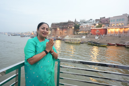 गंगा आरती में भावविभोर हुईं दिल्ली की मुख्यमंत्री, दशाश्वमेध घाट पर किया पूजन