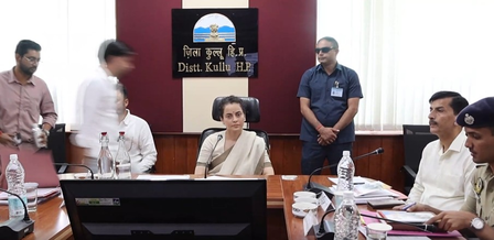कुल्लू में अधिकारियों पर भड़कीं सांसद कंगना रनौत, बोलीं- हाथ पर हाथ धरे बैठना मंजूर नहीं, खुद लें जिम्मेदारी