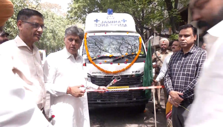 चंडीगढ़: कांग्रेस सांसद मनीष तिवारी ने पशु एंबुलेंस को दिखाई हरी झंडी