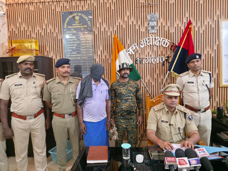 भागलपुर में घर से राइफल, कट्टा और बंदूक जब्त, एक आरोपी गिरफ्तार