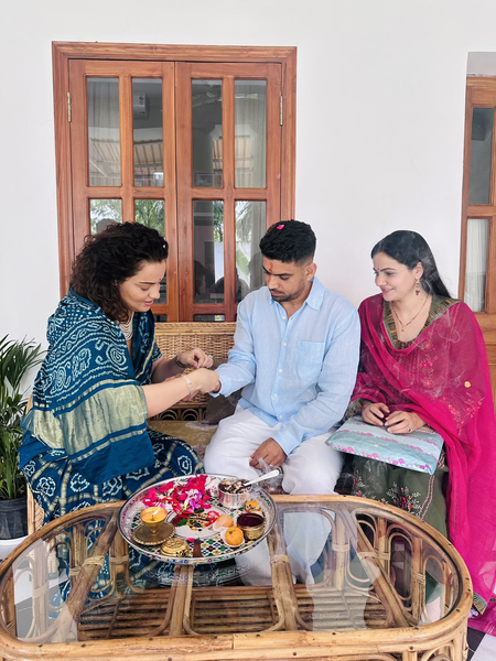 कंगना रनौत ने भाई की कलाई पर राखी बांध मांगी दुआ, लिखा- 'मुझे सदा तुम्हारा प्रेम और संरक्षण मिले'