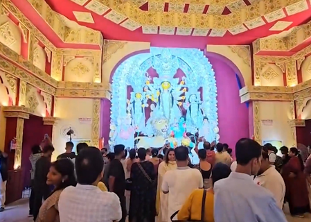 कोलकाता में महासप्तमी पर दुर्गा पूजा की धूम, पंडालों में उमड़ी भक्तों की भीड़