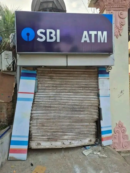 देवघर में एसबीआई का एटीएम गैस कटर से काट उखाड़ ले गए चोर, कार में लादकर हुए फरार