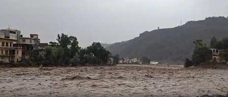 सीएम उमर अब्दुल्ला ने राजौरी बाढ़ पर जताया दुख, प्रभावित परिवारों को हर संभव मदद का दिया भरोसा