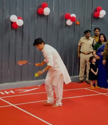 गुना: बैडमिंटन खेलते दिखे केंद्रीय मंत्री सिंधिया, बोले-फिट रहना भी जनसेवा का हिस्सा