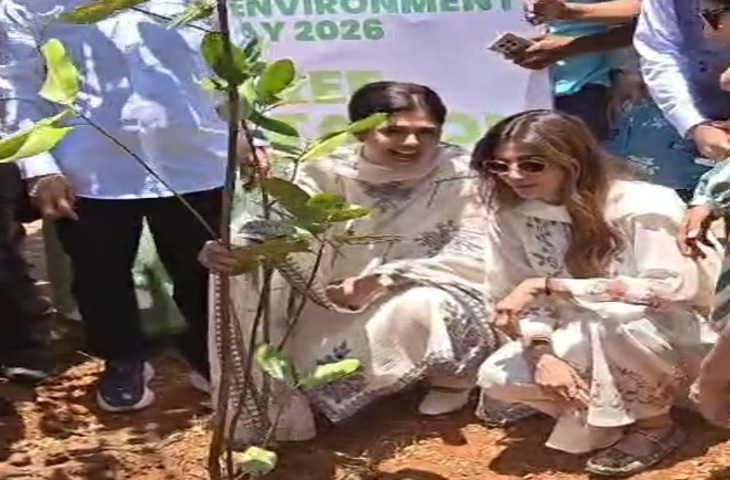 ग्लोबल वॉर्मिंग के खिलाफ एकजुट हुईं हस्तियां, मुंबई में फिल्मी सितारों और राजनेताओं ने किया पौधरोपण