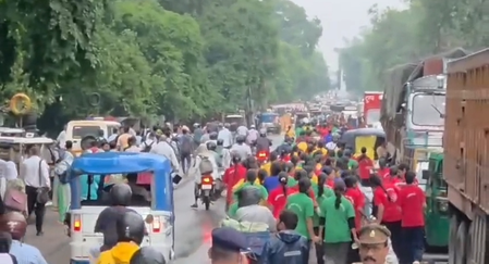 यूपी : शिक्षकों की कमी और खराब भोजन से नाराज छात्राओं का प्रदर्शन, डीएम को मौके पर बुलाने की मांग
