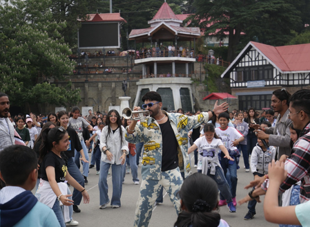 'दादी की शादी' रिव्यू: नीतू कपूर और कपिल शर्मा ने इमोशन, कॉमेडी और पारिवारिक उलझनों के बीच जीता दिल