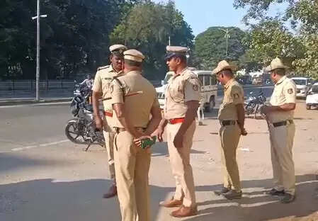 कर्नाटक: रायचूर में पत्थरों से हमलाकर मेवा विक्रेता की हत्या, बीच बचाव करने आया शख्स घायल