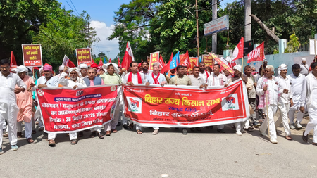 पटना में वाम संगठनों का प्रदर्शन, जेपी गोलंबर पर पुलिस से झड़प, बैरिकेड तोड़कर आगे बढ़े प्रदर्शनकारी