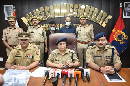 नोएडा: घरों में चोरी करने वाले दो शातिर चोर गिरफ्तार; चोरी का सामान, नकदी और बाइक बरामद