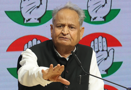 राजस्थान के स्कूलों में फोटोग्राफी और वीडियोग्राफी पर रोक लगाने वाले आदेश को वापस लिया जाए : अशोक गहलोत