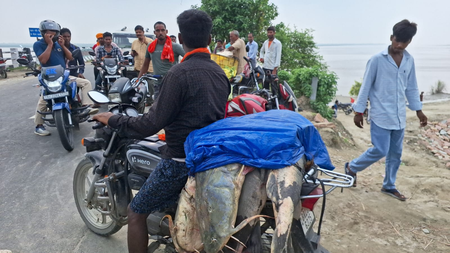 बिहार: नेपाल में बाढ़ से तबाही, गोपालगंज में मछुआरों के लिए बना रोजी-रोटी का जरिया