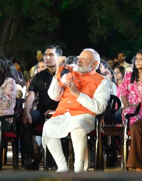 नई दिल्ली : पंडित दीनदयाल उपाध्याय की जयंती पर कार्यक्रम, प्रधानमंत्री मोदी 'भजन क्लबिंग' में हुए शामिल