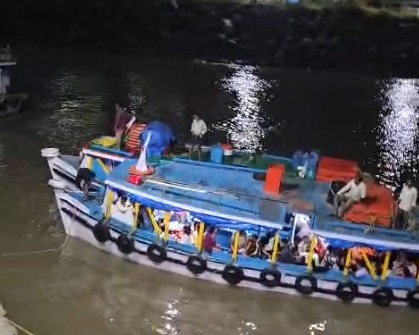गेटवे ऑफ इंडिया के पास अरब सागर में फेरी बोट खराब, 38 लोगों की अटकी सांसें, सभी सुरक्षित