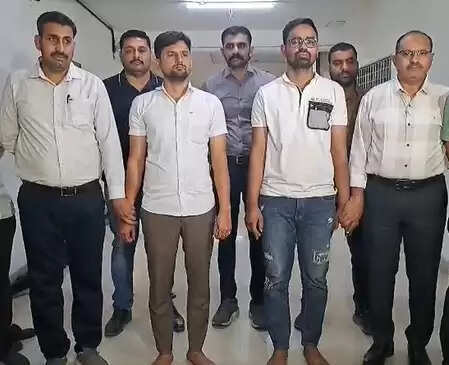 सूरत: आम आदमी पार्टी के युवा महामंत्री सहित दो गिरफ्तार, सरकारी अनाज के दुकानदारों से रिश्वत मांगने का आरोप