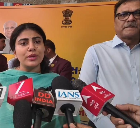 गुजरात में बोर्ड परीक्षाएं शुरू, मंत्री रिवाबा जडेजा ने गांधीनगर सेंटर पर बढ़ाया छात्रों का हौसला