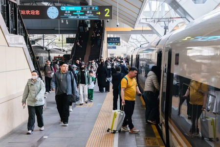 चीन में बड़ी संख्या में यात्रियों ने की रेलवे से यात्रा