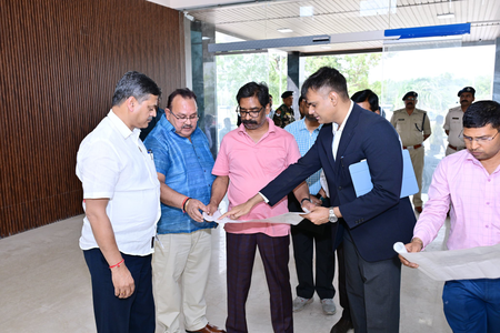 झारखंड : सीएम सोरेन ने बिरसा मुंडा एयरपोर्ट परिसर में निर्माणाधीन स्टेट हैंगर का किया निरीक्षण, समयबद्धता के दिए सख्त निर्देश