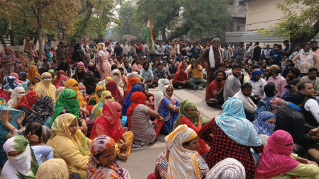 नोएडा में सफाई कर्मियों का प्राधिकरण पर प्रदर्शन, नेताओं की रिहाई तक हड़ताल जारी रखने का ऐलान