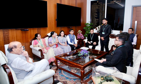 सरकारी अधिकारियों को आम लोगों से नियमित तौर पर मिलना चाहिए : राजनाथ सिंह