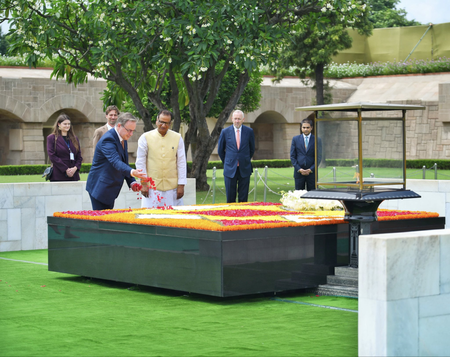 बेल्जियम के प्रधानमंत्री बार्ट डी वेवर ने राजघाट पर महात्मा गांधी को दी श्रद्धांजलि