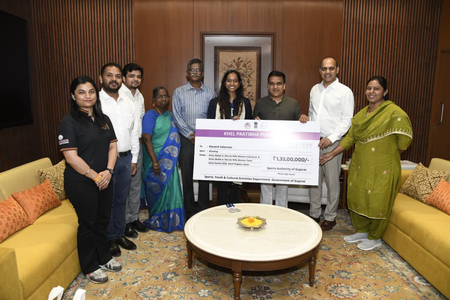 गुजरात: एशियाई खेलों की पदक विजेता एलावेनिल वलारिवन को डिप्टी सीएम ने दिए 1.33 करोड़ रुपए