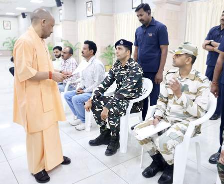 बेफिक्र होकर देशसेवा कीजिए, आपके परिवार की सुरक्षा, सम्मान सरकार के जिम्मे : सीएम योगी