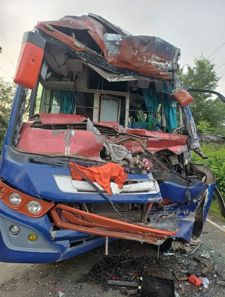 कोडरमा में कांवड़ियों से भरी बस ट्रक से टकराई, तीन की मौत, 50 से अधिक घायल