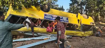 लातेहार: ओरसा घाटी में पलटी बस, 5 की मौत, 50 से ज्यादा लोग घायल