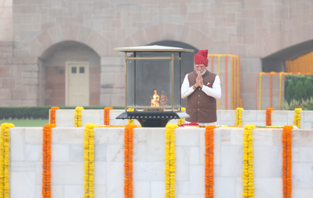 स्वतंत्रता दिवस : प्रधानमंत्री ने राजघाट पर महात्मा गांधी को श्रद्धांजलि अर्पित की